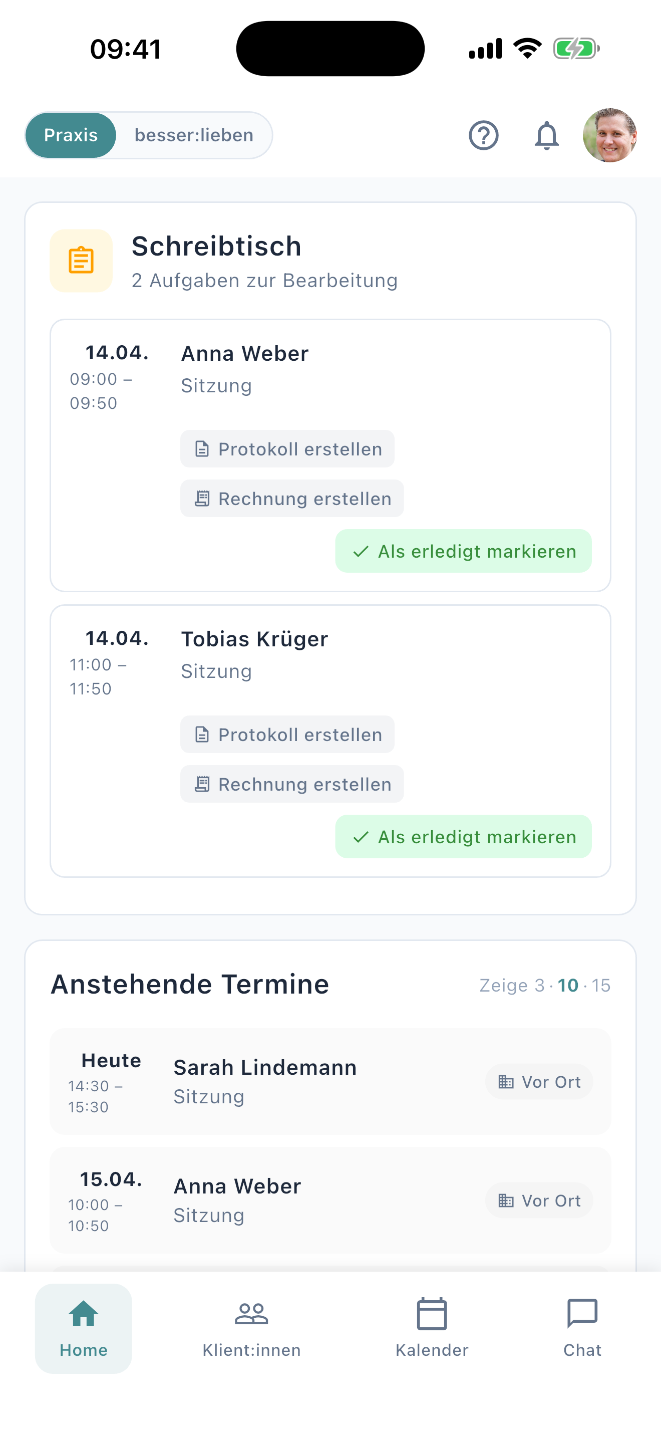 Klient:in unterschreibt ein Dokument in der oprax App